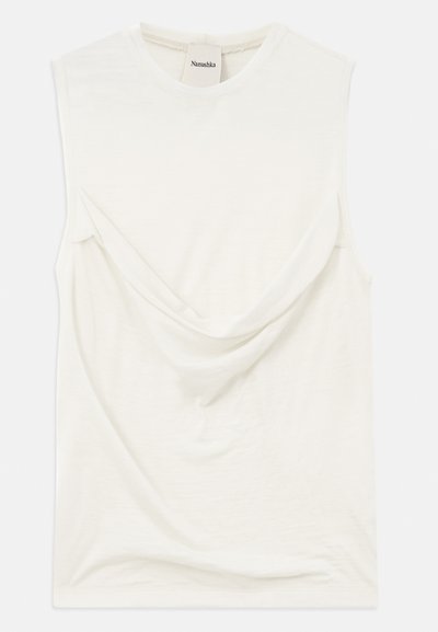Bela majica bez rukavov z drapirano podrobnostjo spredaj, izdelana iz mehkega, lahkega materiala. Ima okroglo obliko ovratnika in sproščen kroj.