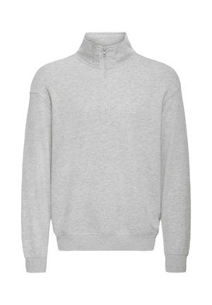 Hellgrauer Pullover mit langen Ärmeln, hohem Kragen und halb verlängerter Reißverschlussvorderseite, mit Rippbündchen an den Ärmelenden und Saum.