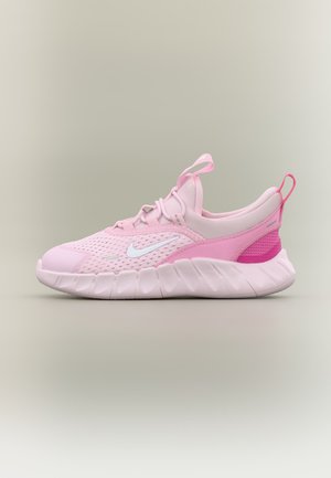 Ανοιχτό ροζ αθλητικό παπούτσι Nike με λευκό σήμα, επάνω μέρος από δίχτυ, παχιά μαλακή σόλα και λουράκια σε γλώσσα και πτέρνα, εμφανιζόμενο σε πλάγια όψη.