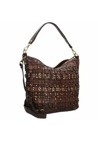 Borsa a mano in pelle marrone con design intrecciato, dotata di borchie metalliche circolari. Inclusa una tracolla rimovibile e un manico superiore.