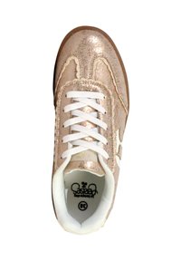 Sneaker metallica rosa con lacci bianchi, bordi scallopati e un interno bianco imbottito. Presenta un logo e un'etichetta di dimensione all'interno della scarpa.