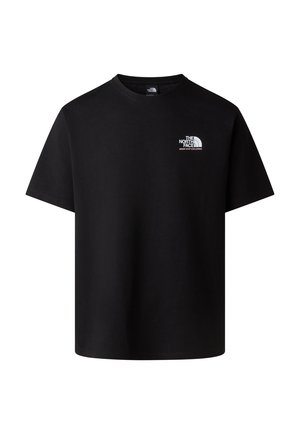 Černé tričko s krátkým rukávem s malým bílým logem "The North Face" a textem "Never Stop Exploring" na horní levé části hrudi.