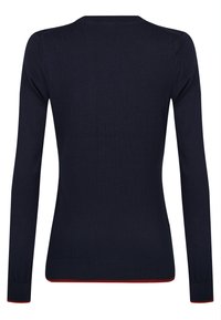 Marineblauer Langarmpullover mit Rundhalsausschnitt, versehen mit einem kontrastierenden roten Saum am unteren Rand und an den Ärmelbündchen, gefertigt aus einem weichen Strickmaterial.