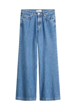 Jeans en denim bleu clair à jambes larges avec fermeture à bouton et zip à l'avant, poches avant et arrière, et passants de ceinture.