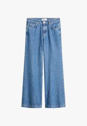 Jeans en denim bleu clair à jambes larges avec fermeture à bouton et zip à l'avant, poches avant et arrière, et passants de ceinture.