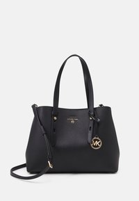 Musta käsilaukku, joka on valmistettu teksturoitua nahasta, varustettu kaksilla kahvoilla, kultaisilla metalliosilla ja pyöreällä logokestolla. Yksinkertainen, jämäkkä muotoilu.