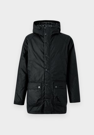 Černá parka s kapucí, která má patentky, dvě přední kapsy a prošívaný vnitřní vzor. Materiál má hladkou texturu.