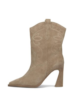 Botín beige de ante con puntera puntiaguda, costuras decorativas, lengüeta de tirador y tacón alto de bloque.