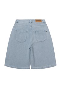 Short en denim bleu clair avec deux poches arrière, passants pour ceinture et un écusson marron de la marque "Woodbird" à la taille.
