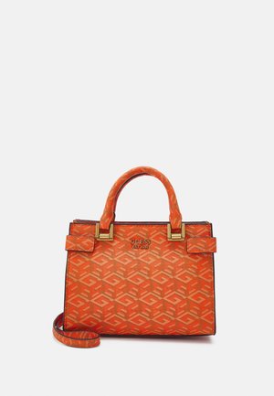 Sac à main orange Guess avec motif géométrique, double poignée, quincaillerie dorée et une bandoulière amovible sur fond blanc.