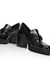 Schwarze Lackleder-Plateau-Loafer mit einem klobigen Absatz, ausgestattet mit Schnallenakzenten und einer strukturierten Oberfläche, die ein klassisches Design präsentieren.