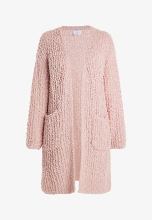 Rózsaszín kötött kardigán bolyhos, texturált anyagból. Nyitott eleje, hosszú ujjai és két elülső zsebe van.