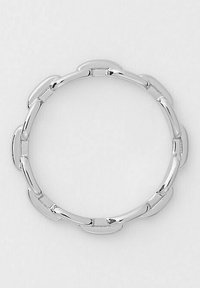 Silberner Metallring mit einem glatten, abgerundeten Design und miteinander verbundenen Gliedern, ausgestattet mit einer polierten Oberfläche und nahtloser Struktur.