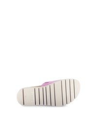 Sandal med en texturerad vit gummisula, med en rosa ovandel och en beige detalj. Sulan har horisontella ränder för bättre grepp.