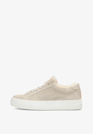 Beige Wildleder-Sneaker mit einer weißen Gummisohle, ausgestattet mit einem flauschigen Kragen, Schnürdesign und subtiler goldener Markenabbildung an der Seite.