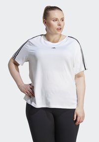 Valge sportlik t-särk mustade kolmerealiste triipudega varrukatel ja ümmarguse kaelusega. Valmistatud siledast, kergetest kangast. Loomulik lõige.