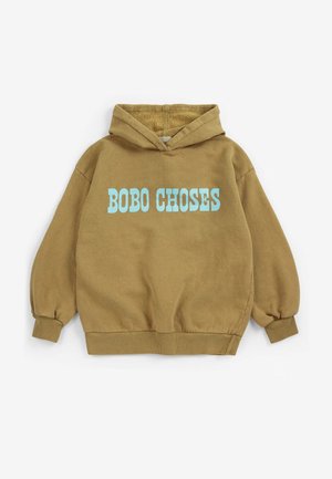 Bruine capuchontrui met lichtblauwe "BOBO CHOSES" tekst over de borst, met geribde boorden en zoom.