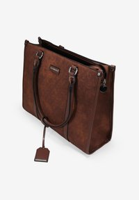 Bolso tote sintético marrón con un patrón texturizado, asas dobles, cierre con cremallera y una etiqueta de equipaje adjunta. Presenta herrajes en tono plateado.