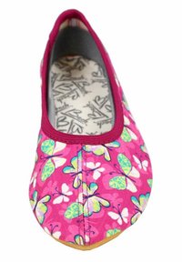 Rosa Stoff-Ballettschuhe mit Schmetterlingsdruck in Grün und Weiß. Runde Zehenpartie, elastischer Kragen und eine beige Sohle. Leichtes Design.
