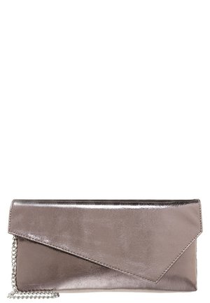 Bolso de mano rectangular metálico plateado con solapa asimétrica y correa de cadena plateada, mostrado sobre fondo blanco.