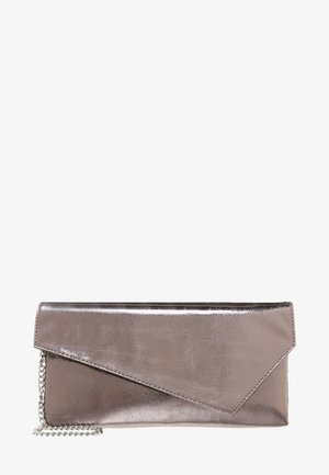 Prostokątna metaliczna srebrna kopertówka z asymetryczną klapką i srebrnym łańcuszkiem, przedstawiona na białym tle.