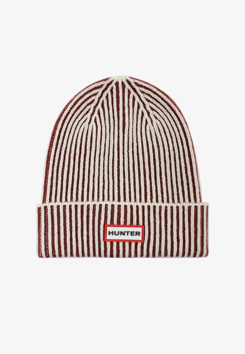 Bonnet tricoté avec des rayures verticales blanches et bordeaux, revers plié, et une étiquette rectangulaire "HUNTER" sur le revers avant.