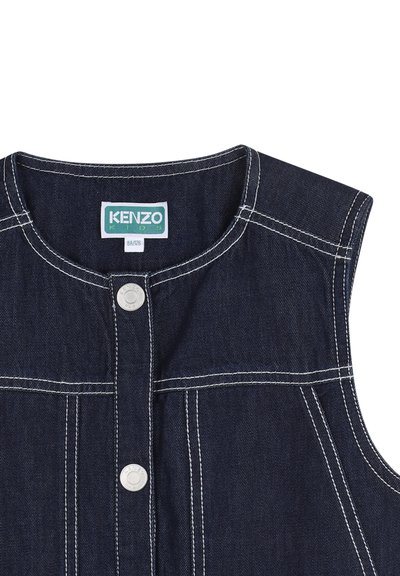 Donker denim mouwloze jurk met contrasterende witte stiksels, afgeronde halslijn en centrale drukknoopsluiting. KENZO Kids-label bij de halslijn.