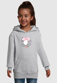 Sudadera gris con bolsillo frontal y un diseño gráfico de la cara de un oso con un lazo rosa, rodeado de acentos florales.