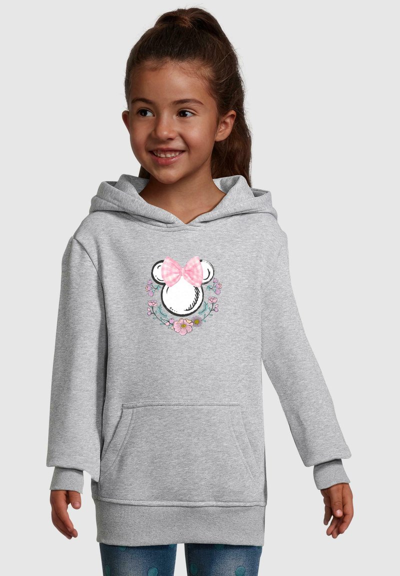 Sudadera gris con bolsillo frontal y un diseño gráfico de la cara de un oso con un lazo rosa, rodeado de acentos florales.