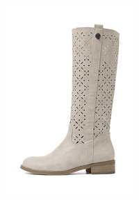 Stivali beige al ginocchio realizzati in suede testurizzato, con motivi floreali tagliati al laser lungo il gambale e un tacco in legno basso.