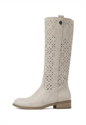 Stivali beige al ginocchio realizzati in suede testurizzato, con motivi floreali tagliati al laser lungo il gambale e un tacco in legno basso.