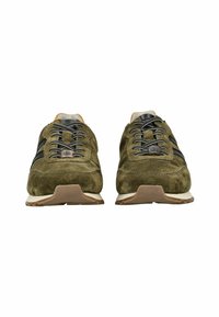 Zielone zamszowe sneakersy z czarnymi akcentami, z wyściełanym językiem, kontrastującą podeszwą i czterema oczkami do sznurowania.