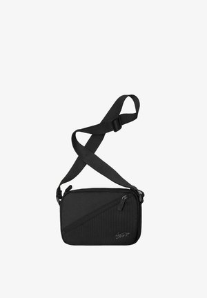 Kompakte schwarze Umhängetasche mit verstellbarem Riemen, diagonaler Reißverschlusstasche vorne und dezentem Logo in der unteren rechten Ecke.