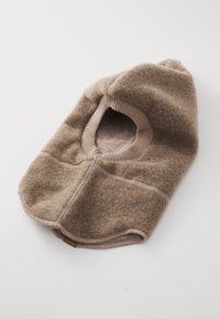 Brauner Wollhut mit ovaler Öffnung, mit gerippten Kanten und sichtbaren Nähten. Weiche Textur und runde Form.