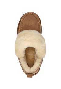 Bruine suède enkelboot met een dikke crème kleurige schapenwolrand en -interieur. Voorzien van decoratieve stiksels en een ritssluiting aan de zijkant.