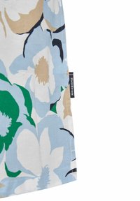 Bloemige stof met grote blauwe, groene en beige bloemen op een lichtblauwe achtergrond. Bevat een klein label aan de rand.