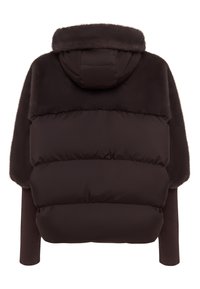 Hnědá péřová bunda s kapucí podšitou kožešinou, se strukturovaným siluetou, prošívanými částmi a žebrovanými pletenými manžetami. Celkově měkká textura.