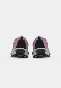 Calçado roxo e preto com um superior texturizado, realces cinzas e uma sola preta robusta. Apresenta uma alça na parte traseira.