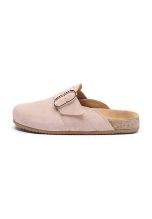 Różowy zamszowy chodak z zaokrąglonym noskiem i regulowanym paskiem z metalową sprzączką. Korkowa wkładka i gumowa podeszwa zapewniają komfort.