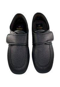 Zapatos negros de tipo slip-on con un acabado sintético suave, que presentan una correa de Velcro para un ajuste fácil, interior acolchado y diseño de punta redondeada.