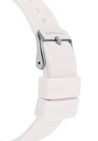 Correa de reloj de silicona blanca con hebilla de metal plateado, textura suave y orificios espaciados uniformemente para ajuste. Detallada con el logo "SUPERGA".