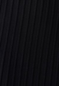 Tessuto a maglia nere a coste con righe verticali in rilievo, che presenta una consistenza morbida e un motivo uniforme in tutto il materiale.