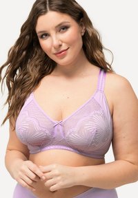 Laventelin pitsinen bralette, jossa on kukkakuosi, läpinäkyvää verkkotusta, sileää kangasta, säädettävät olkaimet ja pieni keskusnauhaakseli.
