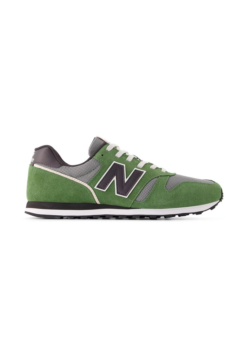 Grüne Wildledersneaker mit grauen Mesh-Akzenten, schwarzem Logo und weißer Sohle. Verfügt über eine abgerundete Zehenpartie und flache Schnürsenkel. Klassisches sportliches Design.