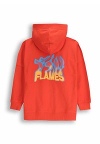 Czerwona bluza z kapturem z miękkiego materiału, ozdobiona dużą niebiesko-żółtą grafiką płomienia oraz napisem "FLAMES" z tyłu.