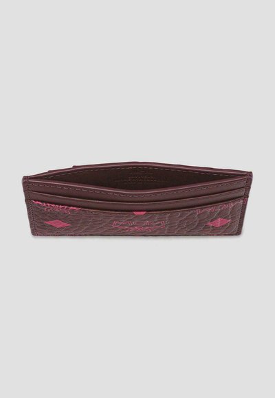 Portacarte sottile in pelle color amaranto con motivi del logo MCM rosa e più slot per carte su uno sfondo grigio chiaro.