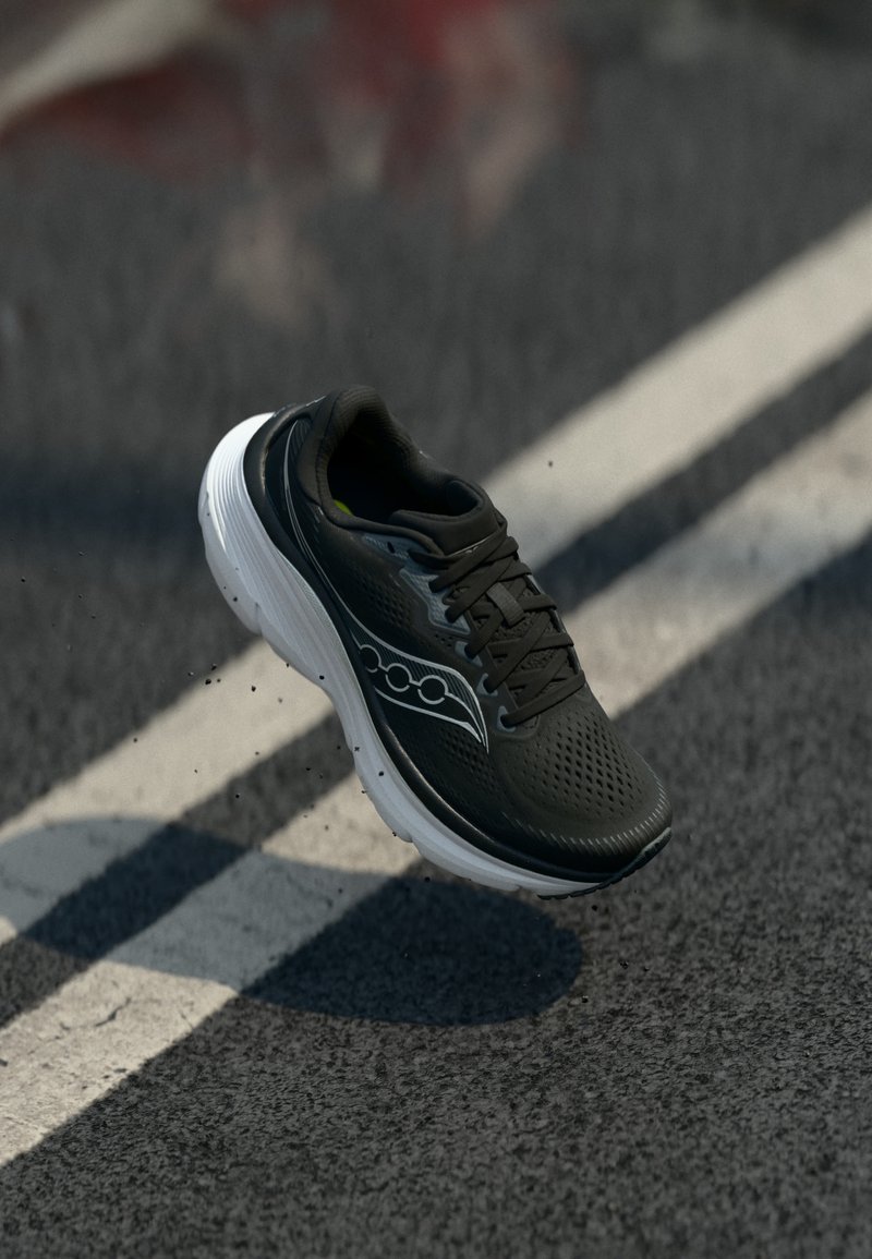 Saucony GUIDE 19 - Παπούτσια για τρέξιμο σε δρόμο - black/silver-coloured