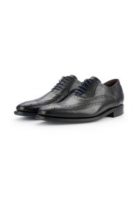 Scarpe da uomo in pelle nera con design a perforazioni tipo wingtip, lacci blu e finitura liscia. Presentano una punta tonda e un tacco basso.