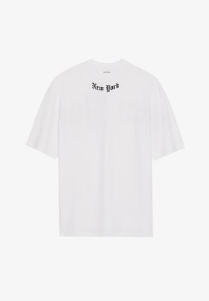 Vit t-shirt med rund hals och korta ärmar. Har svart text "New York" i en styliserad font vid bröstet. Tillverkad av bomull.