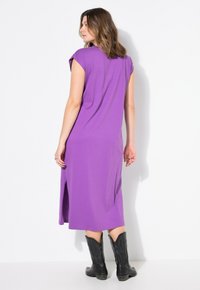 Studio Untold DÉCOLLETÉ ROND FENTE SUR LE CÔTÉ - Žerzejové šaty - violet